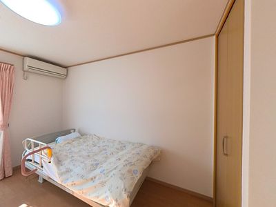 整った居室のベッド
