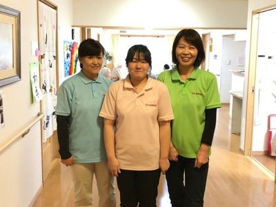 スタッフ笑顔の廊下