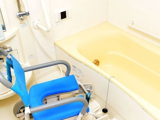 介助用バスチェアと浴槽