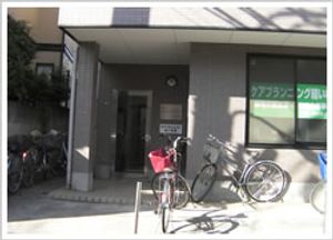 自転車が並ぶ入口