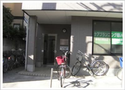 自転車が並ぶ入口