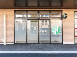 ガラス扉のエントランス  