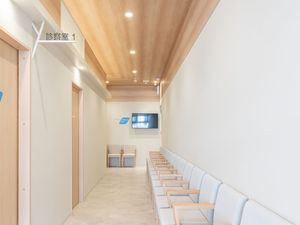 診察室前の廊下  
