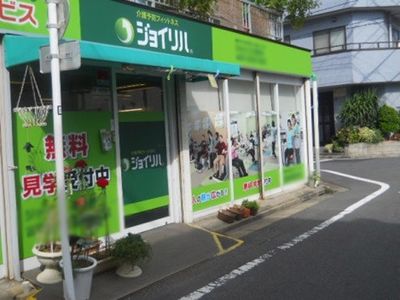 緑色の看板と建物の外観