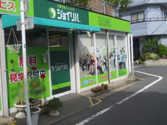 緑色の看板と建物の外観