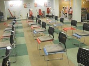 機能訓練椅子が並ぶ部屋