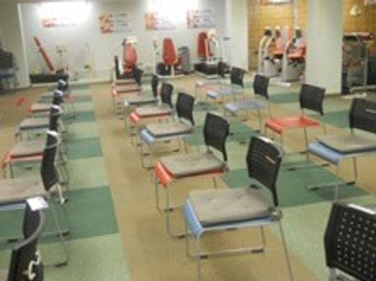 機能訓練椅子が並ぶ部屋