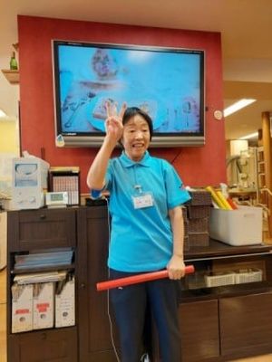 スタッフの笑顔のダイニングルーム