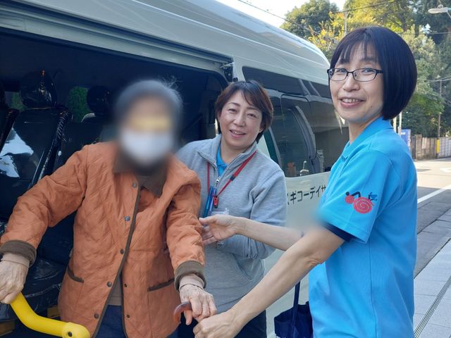 スタッフ支援の様子 エントランス スタッフが利用者を優しくサポートしています。皆様が安心してサービスを受けられる環境です。