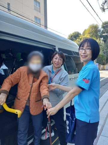 スタッフ支援の様子 エントランス スタッフが利用者を優しくサポートしています。皆様が安心してサービスを受けられる環境です。