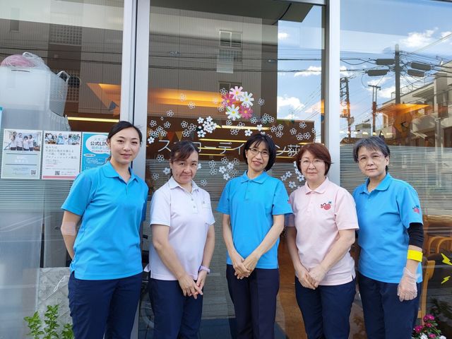 スタッフイメージ スタッフイメージ 笑顔のスタッフたちは、心温まるサポートを提供しています。安心して働ける環境です。