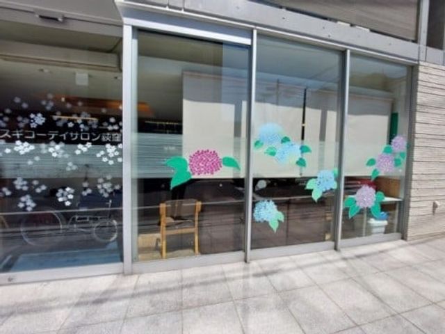 装飾された窓のラウンジ ラウンジ   花柄が施された窓が特徴の、落ち着いた雰囲気のラウンジです。雰囲気のある空間でゆったりと過ごせます。