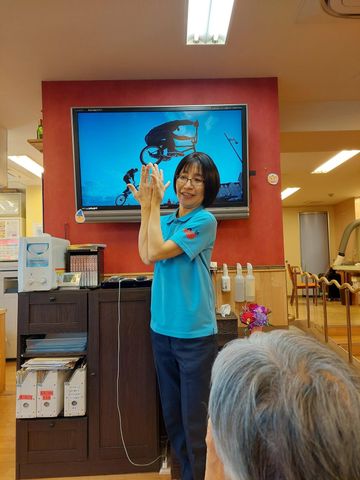 笑顔の職員と高齢者のラウンジ ラウンジ 笑顔で過ごせるアットホームな空間です。リラックスしながら勤務環境を体験できます。