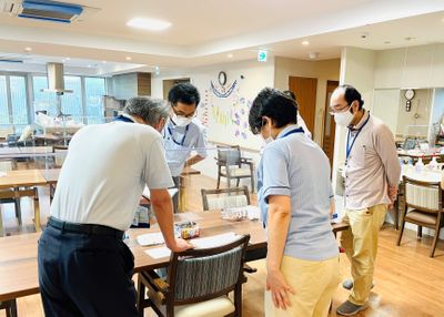 スタッフが活動中の食堂