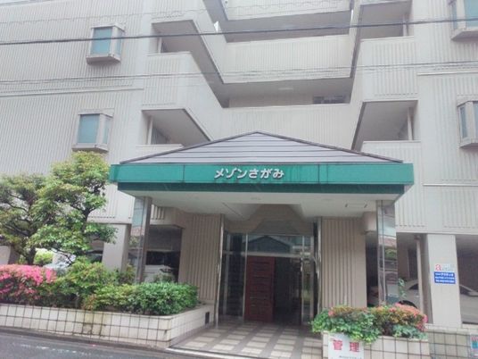 建物正面の玄関外観  