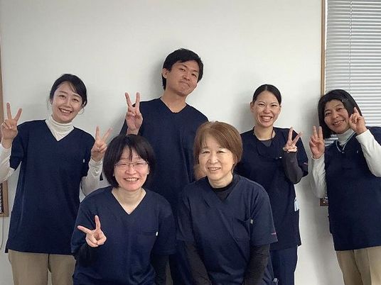 笑顔のスタッフ集合