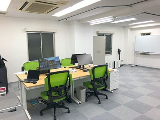 機能訓練室のデスクと椅子  