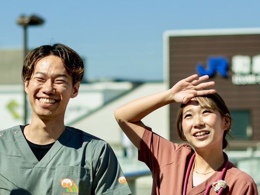 笑顔のスタッフと外観  