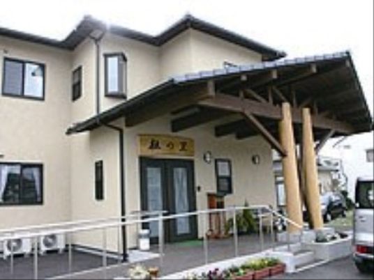 明るい外観の建物入口