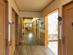温かみのある廊下の風景