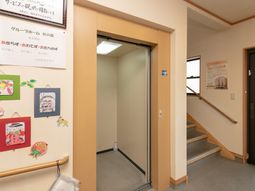 エレベーターと階段の入口