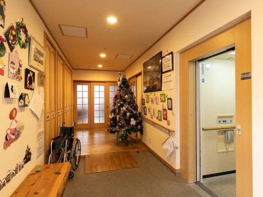 温かみのある廊下装飾