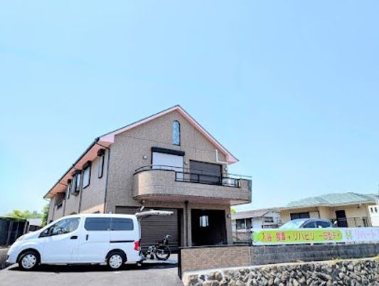 建物外観と駐車場の外観  