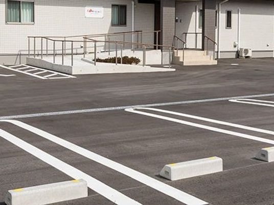 駐車場と出入口の外観  