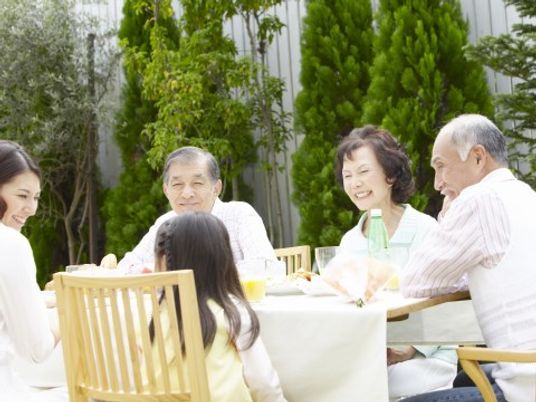 笑顔で食事する人々