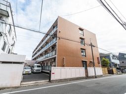 茶色の建物と青空