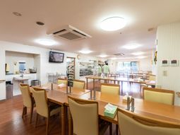 明るい食堂の様子