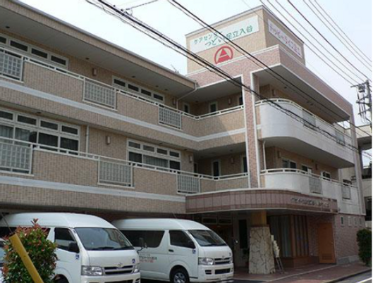 施設正面の建物外観