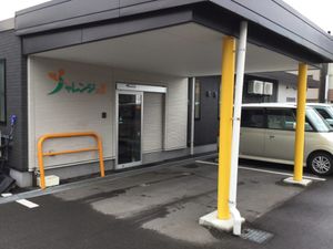 明るい玄関前の外観  