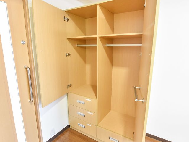 清潔な居室のクローゼット 個室の収納 広々とした使い勝手の良いクローゼットが完備された居室です。荷物の整理整頓に便利で、快適な生活空間を実現します。