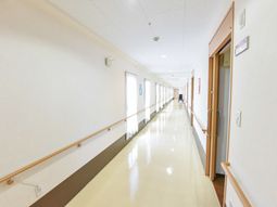 廊下の明るく清潔な様子
