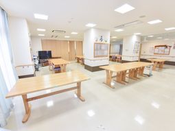 広々とした明るい食堂
