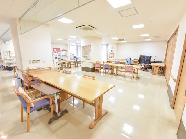 明るい共有スペース 施設内の食堂 広々とした食堂は、清潔感があり日差しも差し込む明るい環境です。利用者の方々の交流の場として、快適にお過ごしいただける空間が整っています。