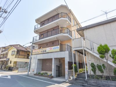 通りに面した建物の外観