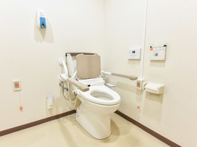 バリアフリー対応のトイレ 施設内のトイレ 手すり付きで安全に配慮された清潔なトイレです。利用者の快適さと自立支援を心掛けています。