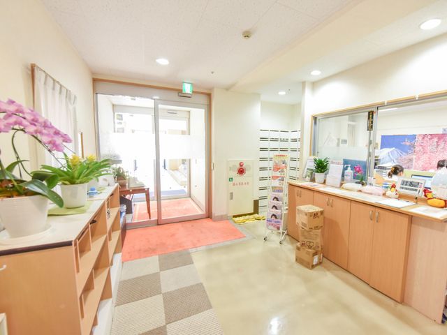 明るいエントランスのカウンター エントランスホール 暖かい雰囲気の受付カウンターがお出迎え。安全で快適な環境づくりに配慮されています。