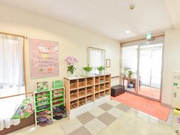 エントランスの明るい空間