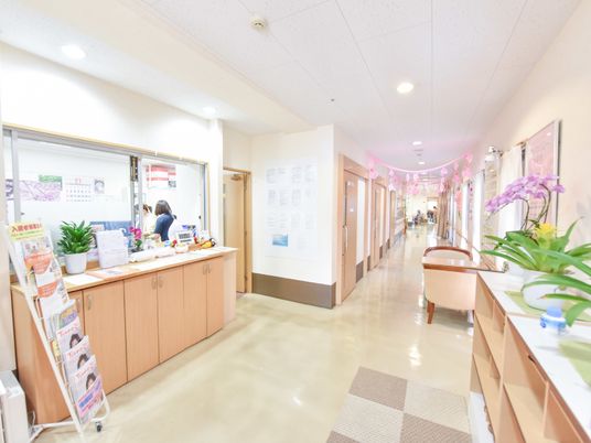 廊下に面した受付カウンター