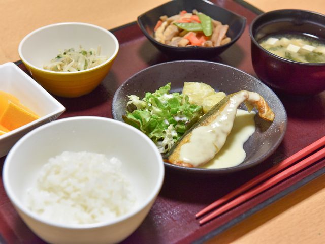 和風の食事セット 食事 バランスの取れた和風メニューが提供される食堂です。栄養を考えたメニュー作りが就業の魅力の一つとなっています。