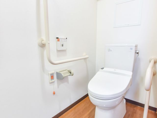 バリアフリートイレ設備 施設内のトイレ 手すり付きで安全性を考慮したトイレです。清潔感があり、安心してご利用いただける環境が整っています。