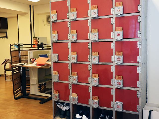 スタッフイメージ スタッフイメージ 受付エリアには個別ロッカーが配置されており、スタッフが快適に利用できます。
