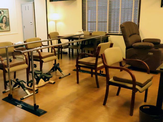 機能を充実させた空間 機能訓練室 快適な椅子としっかりした訓練用具が備わったエリアです。明るい自然光も取り入れています。