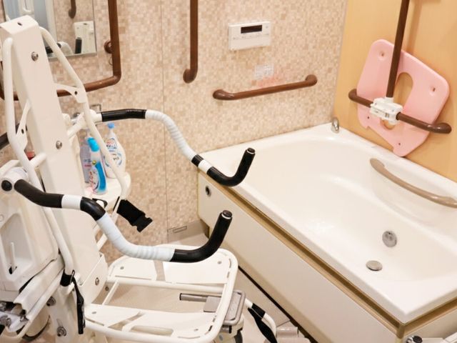 機能的な浴室 浴室 設備が充実した浴室で、介護リフトも備えています。安全に配慮した使いやすい設計です。
