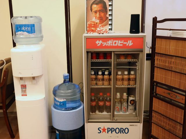 飲料コーナー ラウンジ くつろぎのひとときを過ごせるよう、飲み物の用意が整っています。休憩時間に最適な場所です。