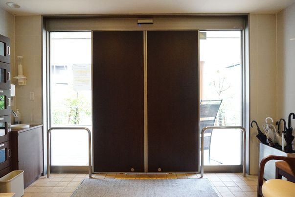 エントランスの片引き戸