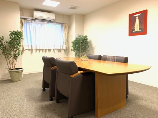 会議用テーブルと椅子の部屋